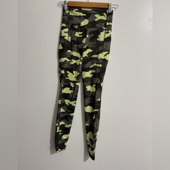 Like new Lululemon women’s green camo Fast & Free 28”‎ Tight II *Nulux size 2 - Picture 2 of 9